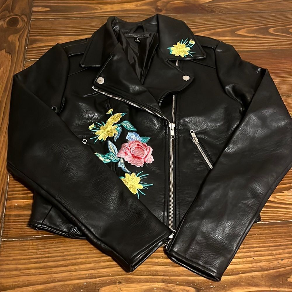 Romeo and Juliet Black Floral Embroidered Moto Crop Vegan Leather Jacket Size S